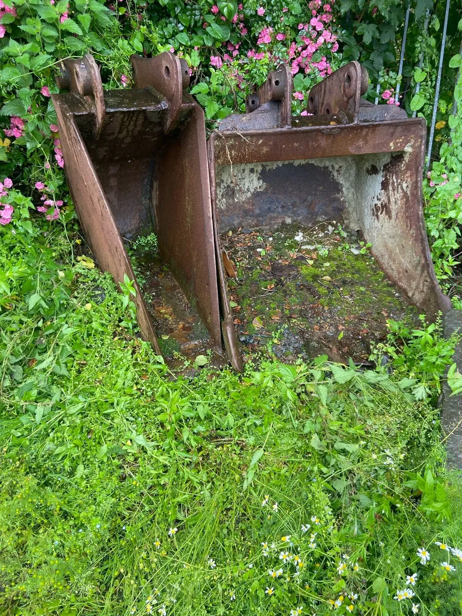 2 Hitachi buckets - Image 2