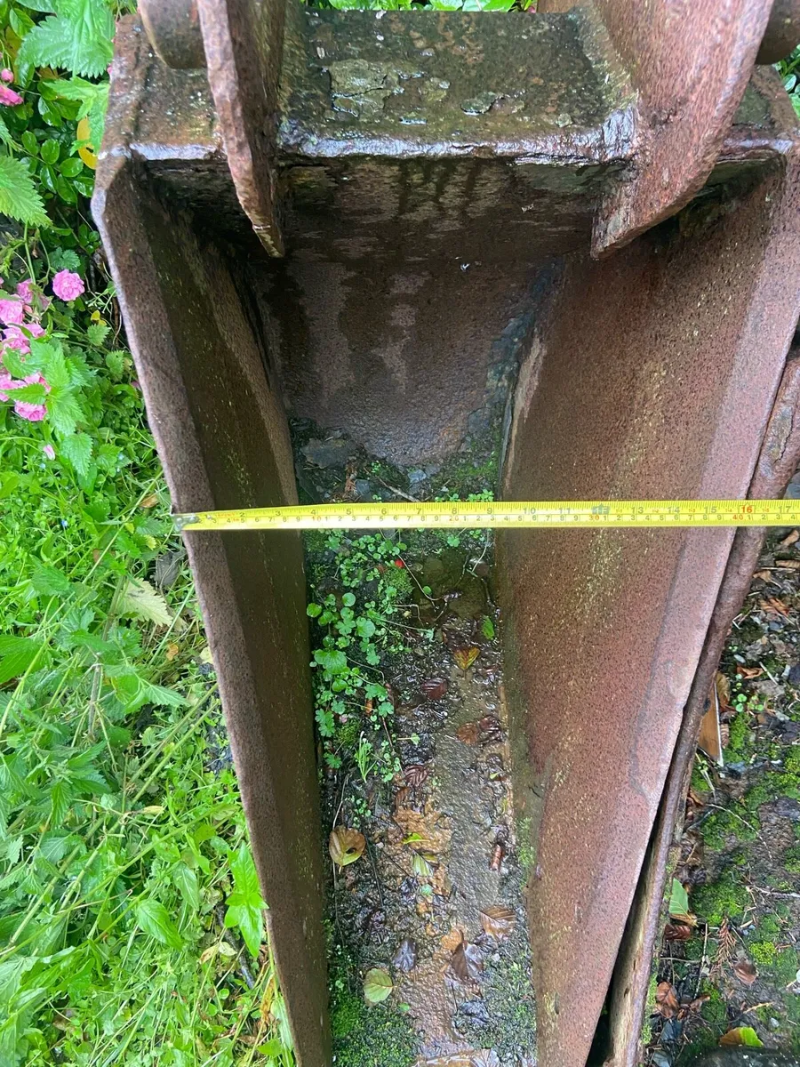 2 Hitachi buckets - Image 4