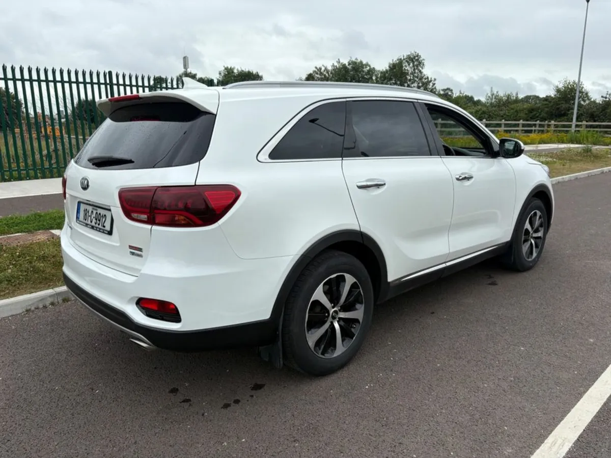 Kia Sorento 7 SEATER 2.2D EXECUTIVE SPEC * Sat Nav - Image 4