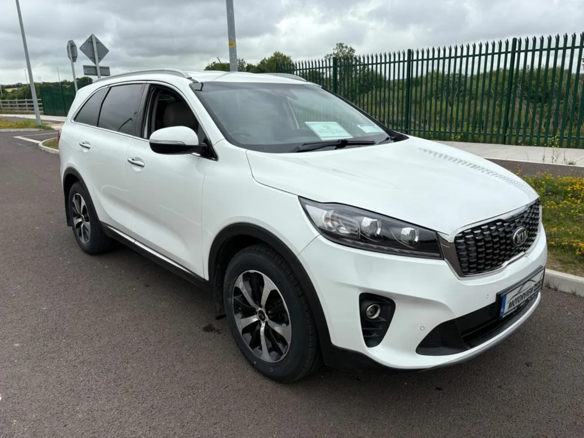 Kia Sorento 7 SEATER 2.2D EXECUTIVE SPEC * Sat Nav - Image 3