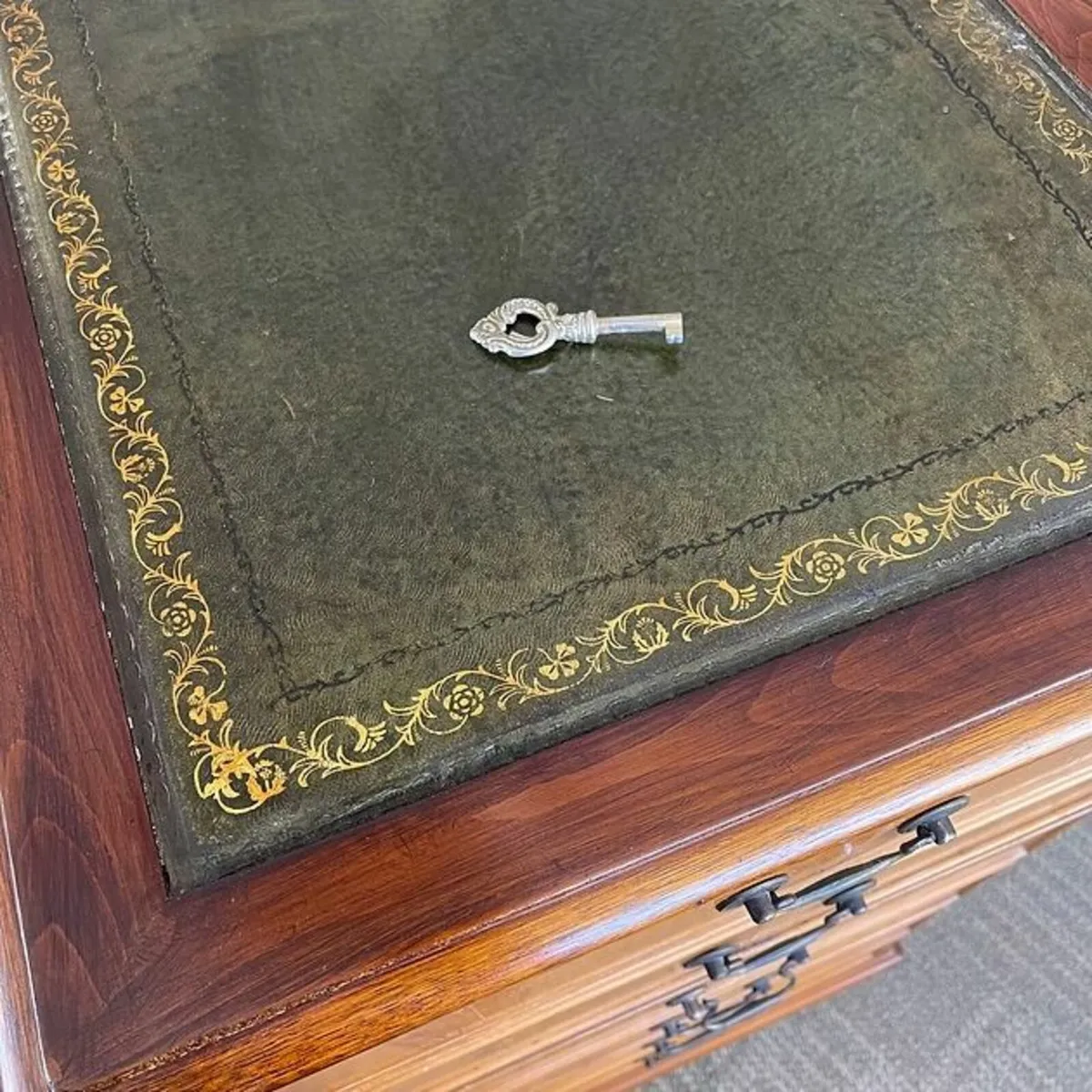 Beautiful mahogany green leather filing cabinet - Image 3