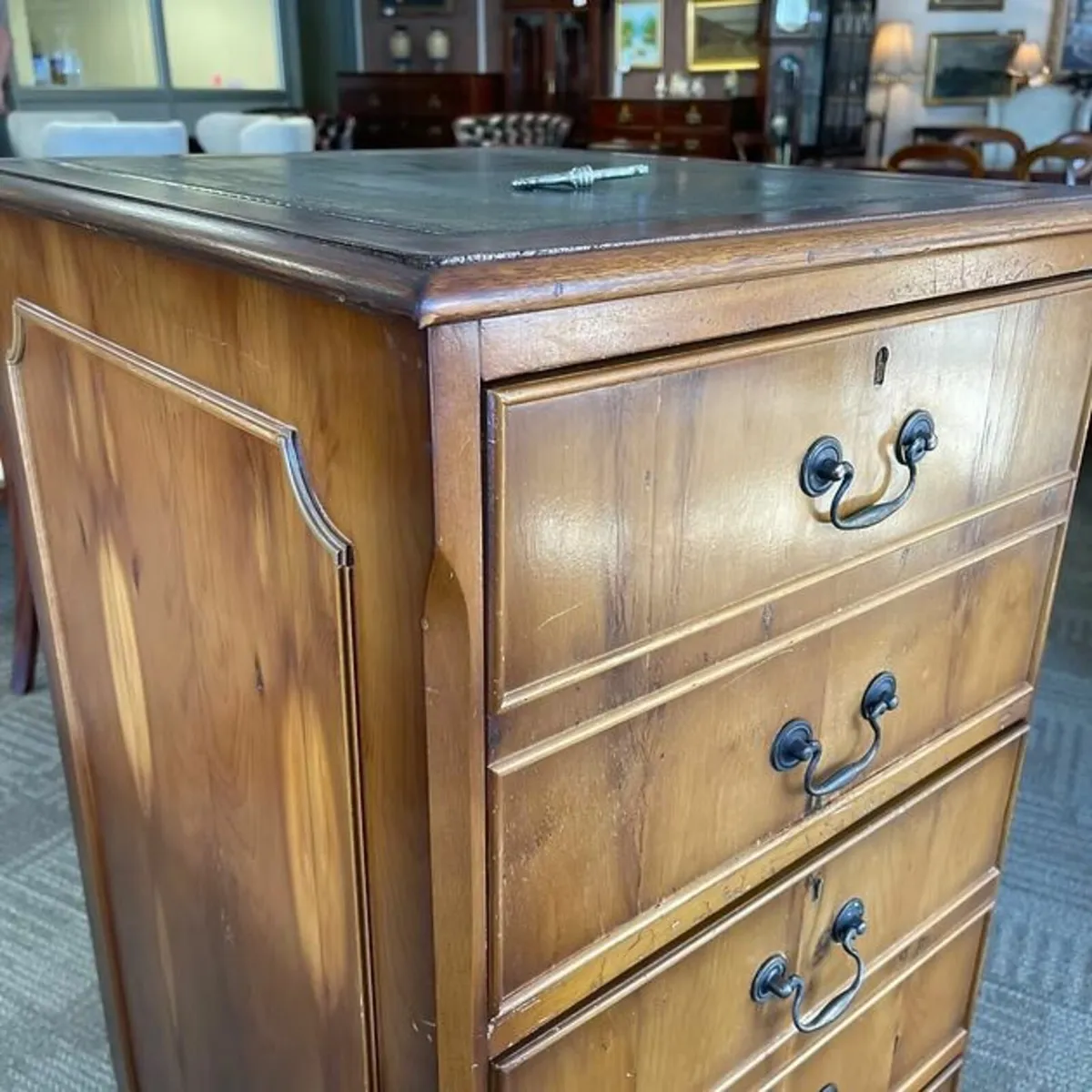 Beautiful mahogany green leather filing cabinet - Image 4