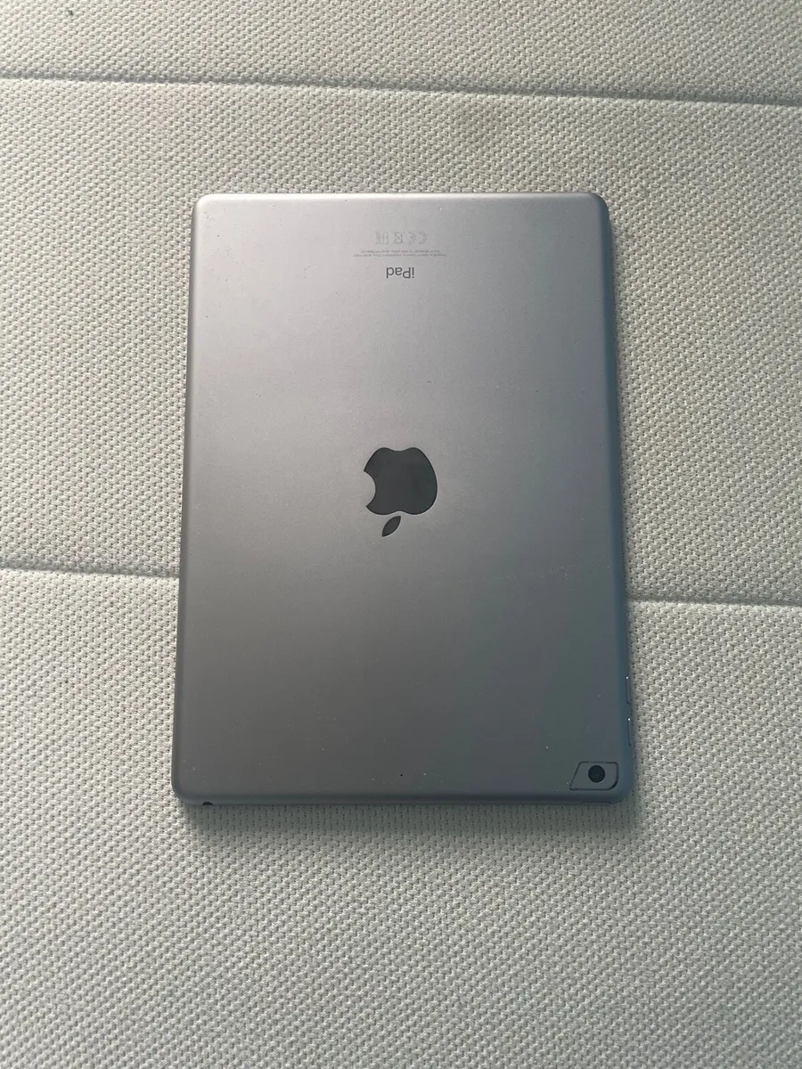 iPad 8th gen silver 32GB - Image 2