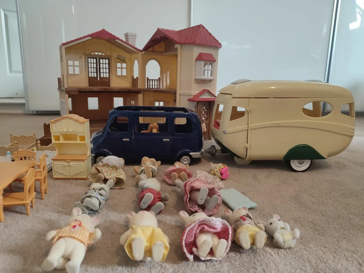 Sylvanian mansion and car with camper - Image 1
