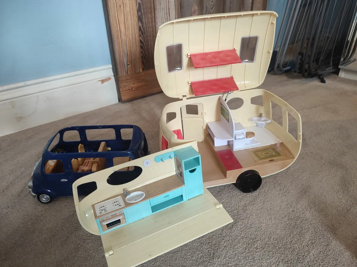 Sylvanian mansion and car with camper - Image 2
