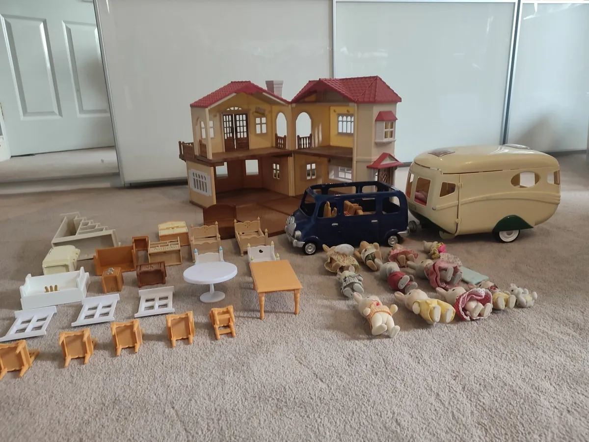 Sylvanian mansion and car with camper - Image 3
