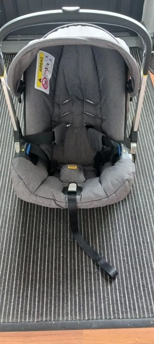 Doona Max comes with new born insert, rain cover and sun cover - Image 1