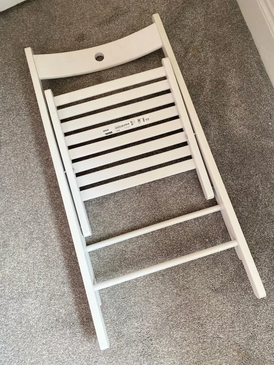 Two foldable white chairs - Image 2