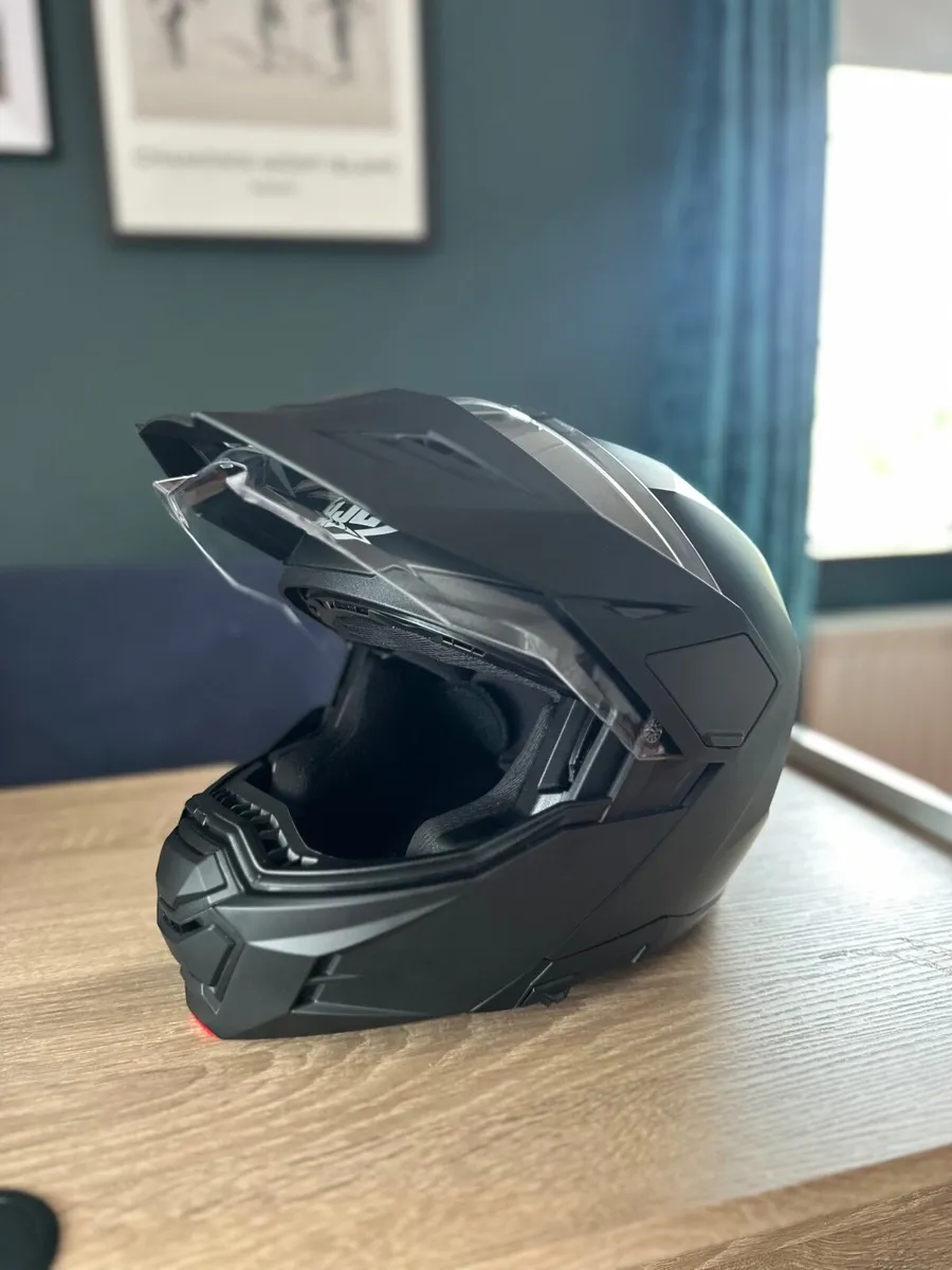 HJC i80 helmet - Image 1
