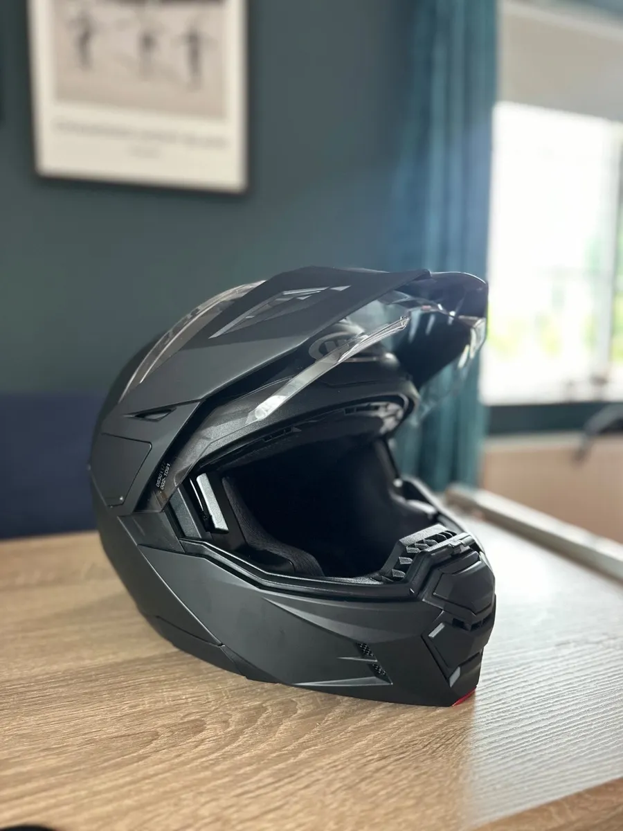 HJC i80 helmet - Image 3