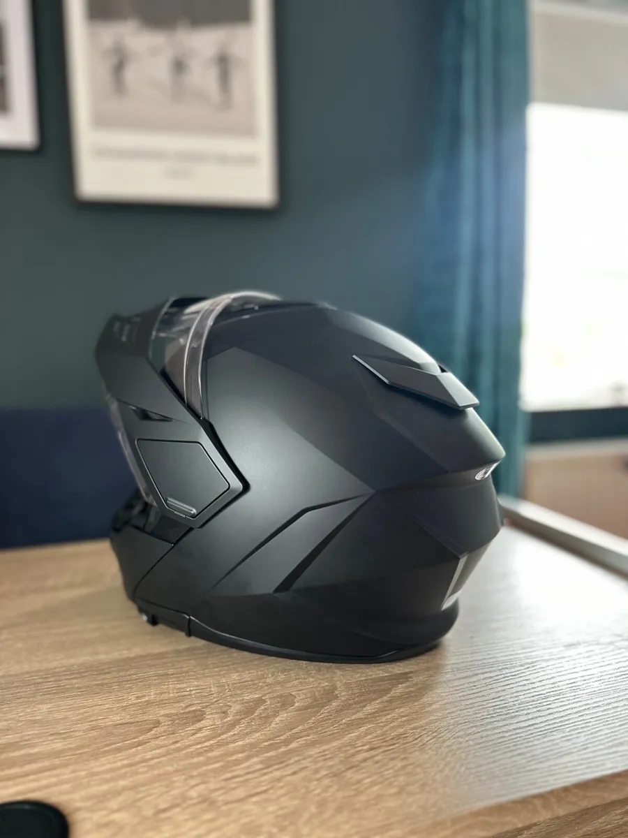HJC i80 helmet - Image 4