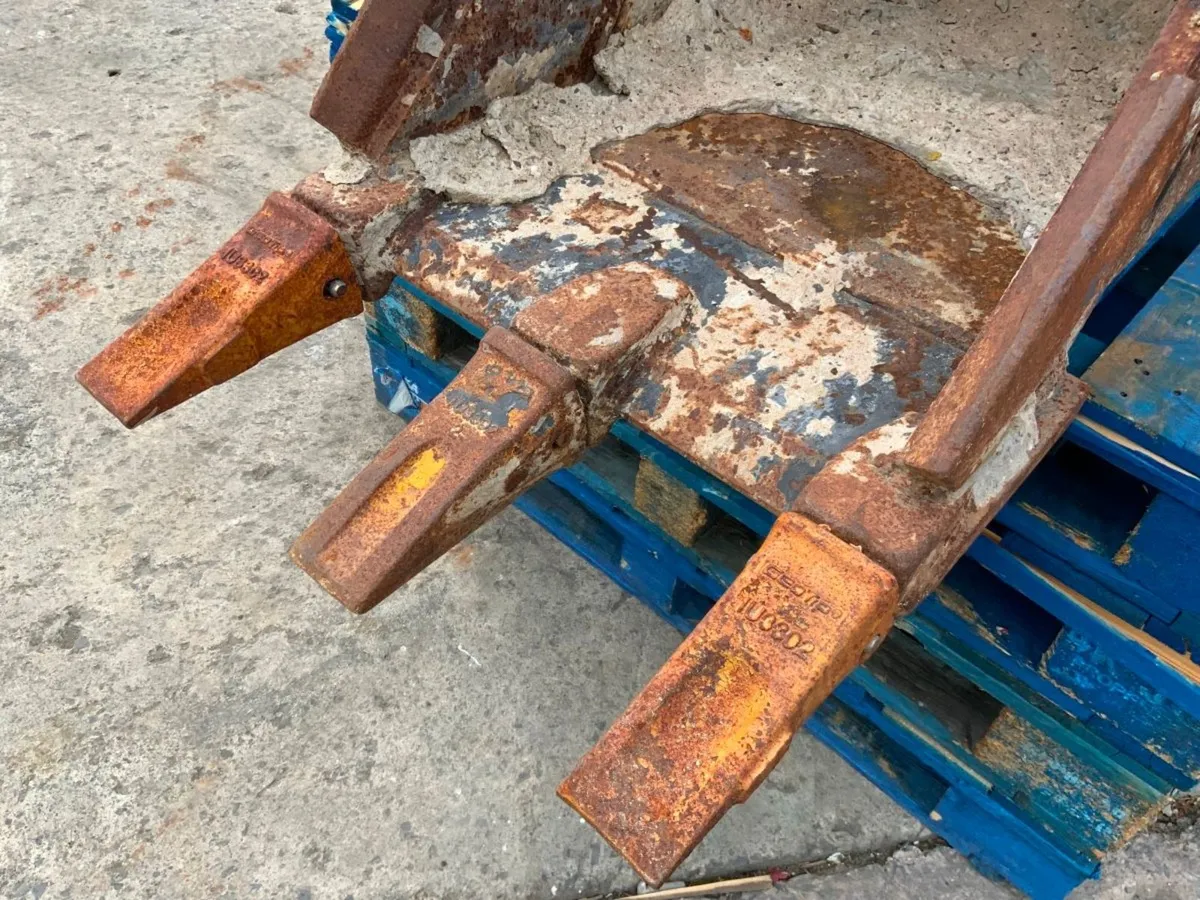 24" KEEN DIGGING BUCKET...65mm PINS........1304t. - Image 3
