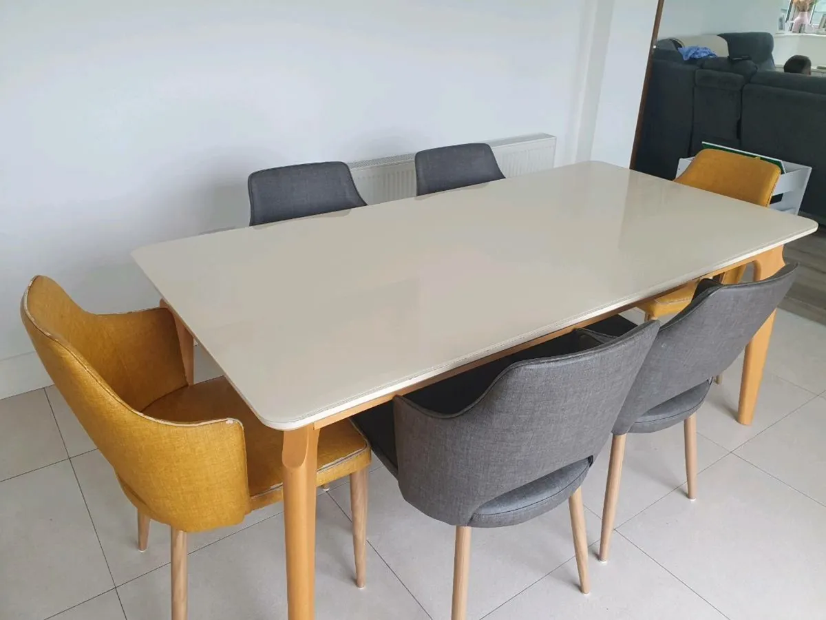 Table and chairs - Image 1