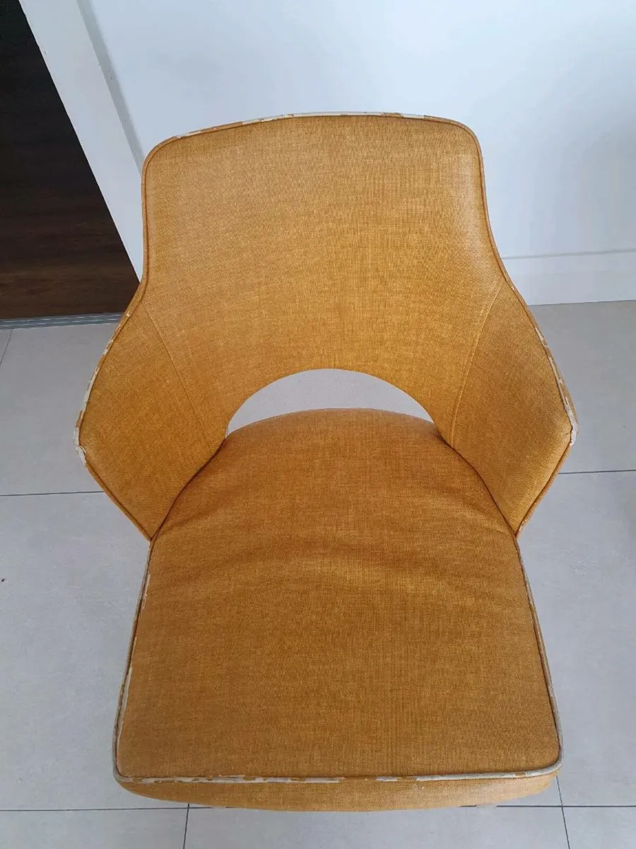 Table and chairs - Image 2