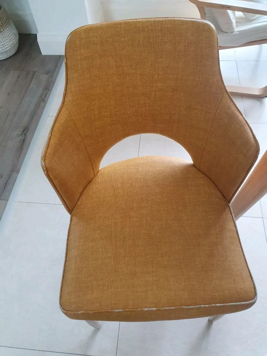 Table and chairs - Image 3