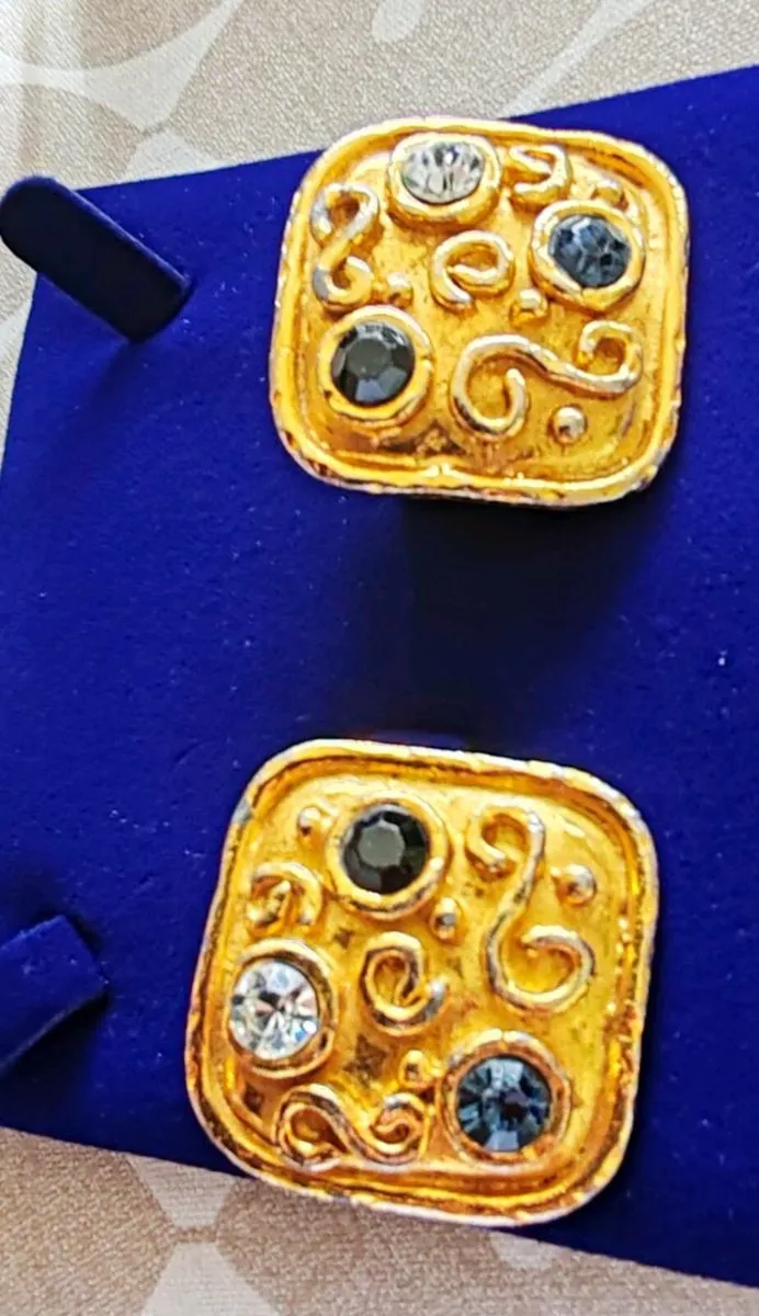 Vintage clip on earrings - Image 4