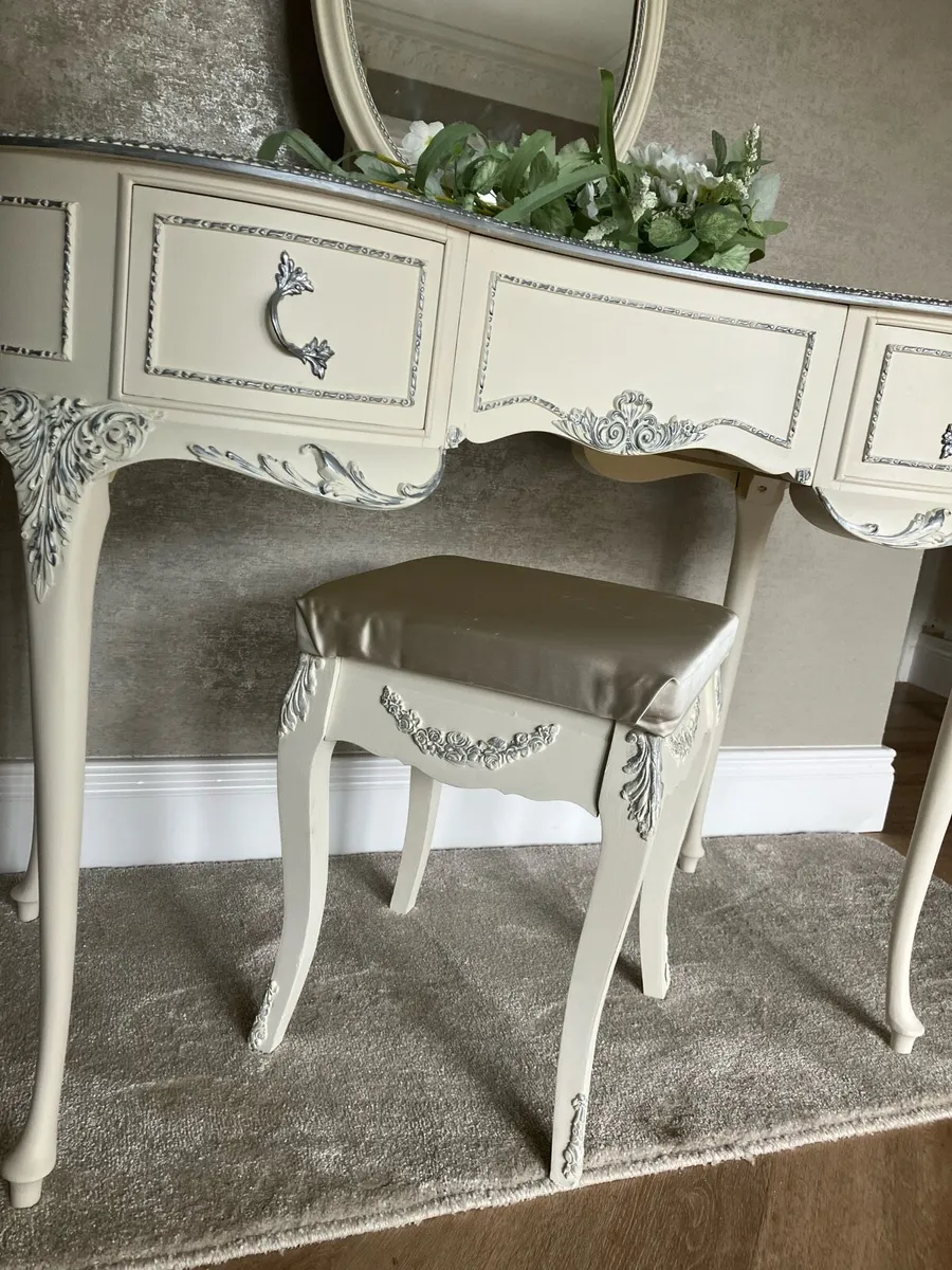 Dressing Table mirror And Stool - Image 2