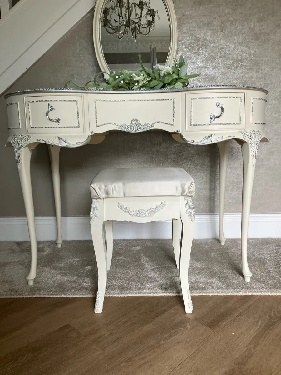 Dressing Table mirror And Stool - Image 3