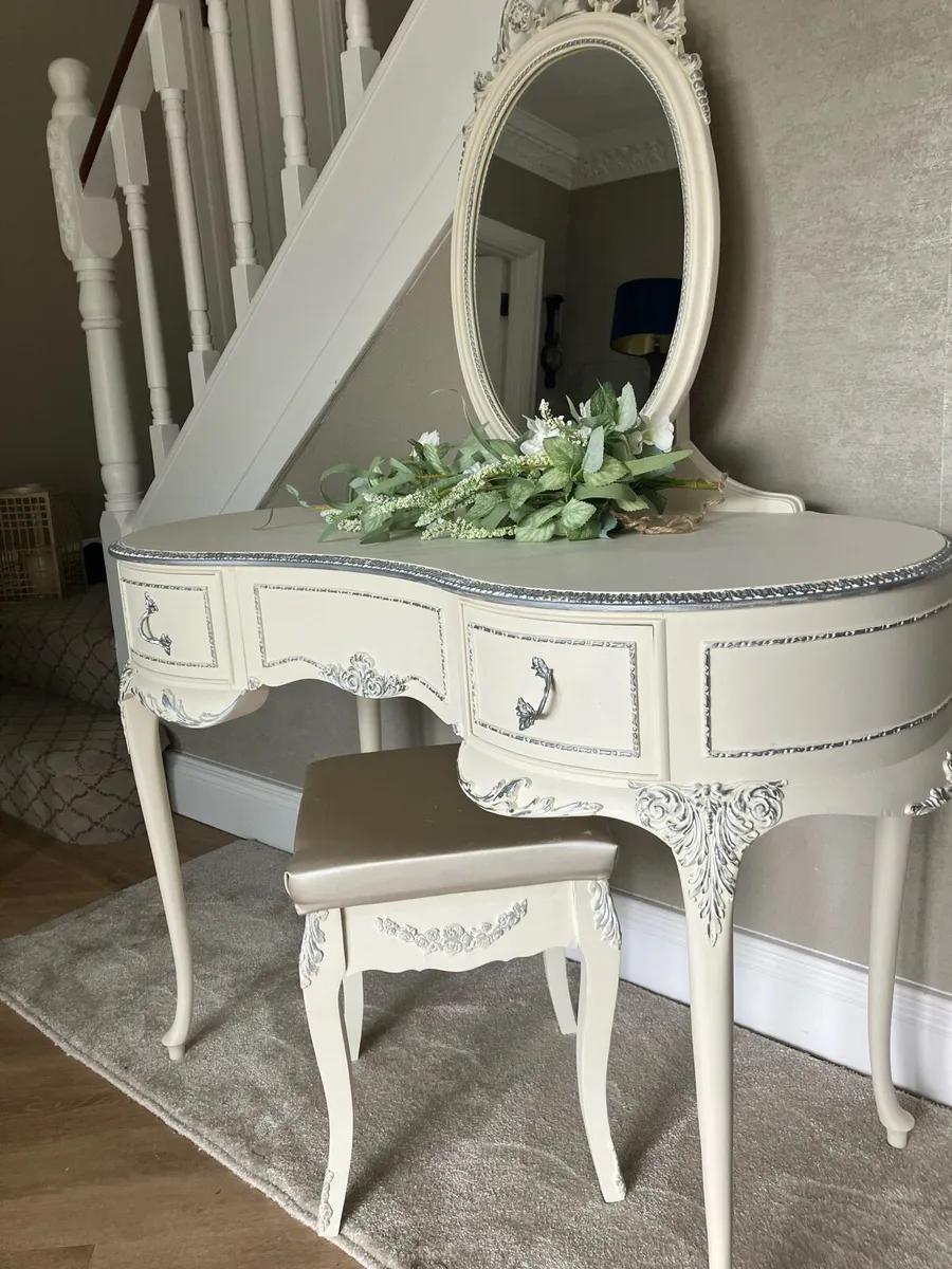 Dressing Table mirror And Stool - Image 4