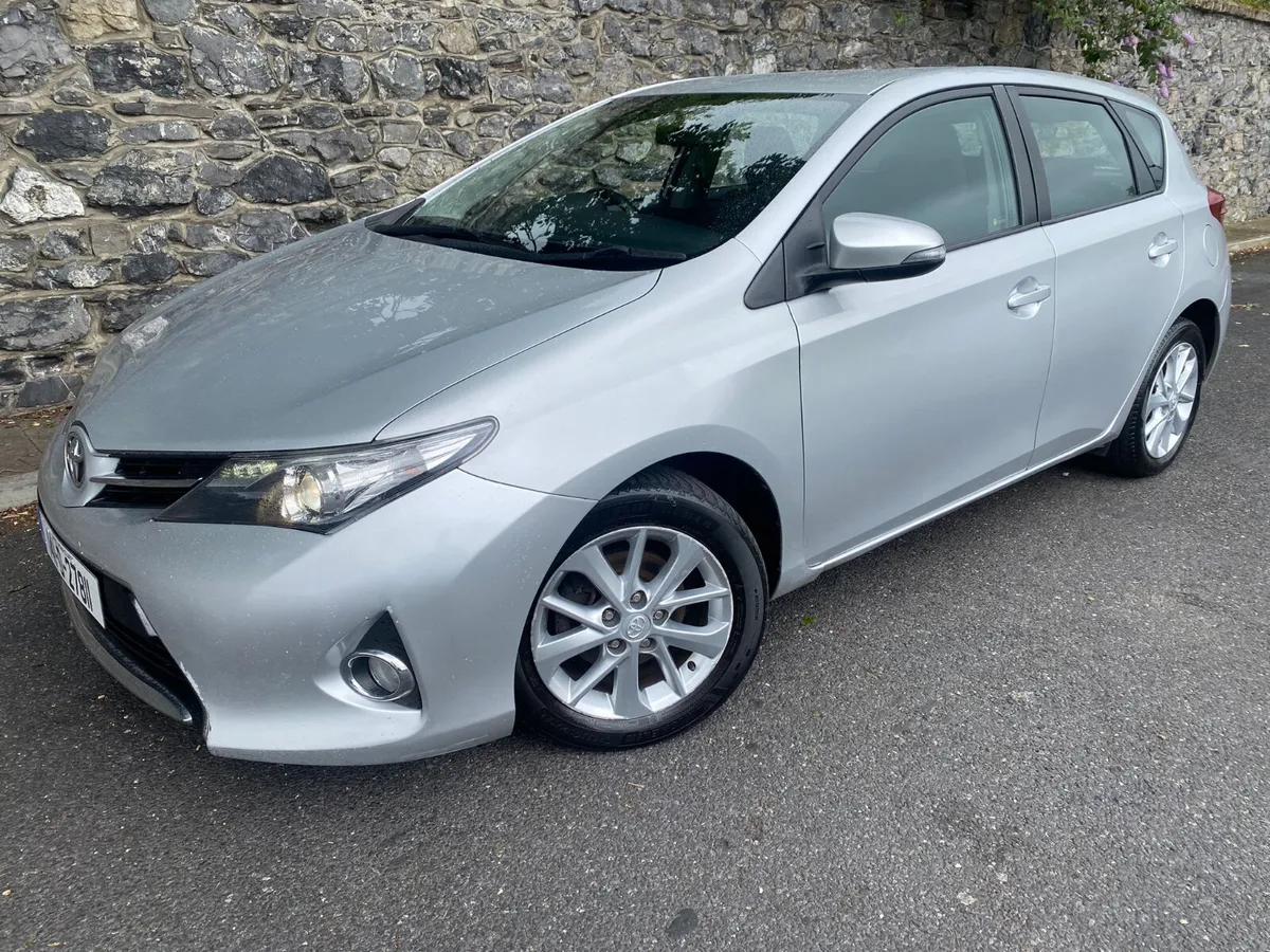 Toyota Auris 2014 D-4D AURA 4DR - Image 2
