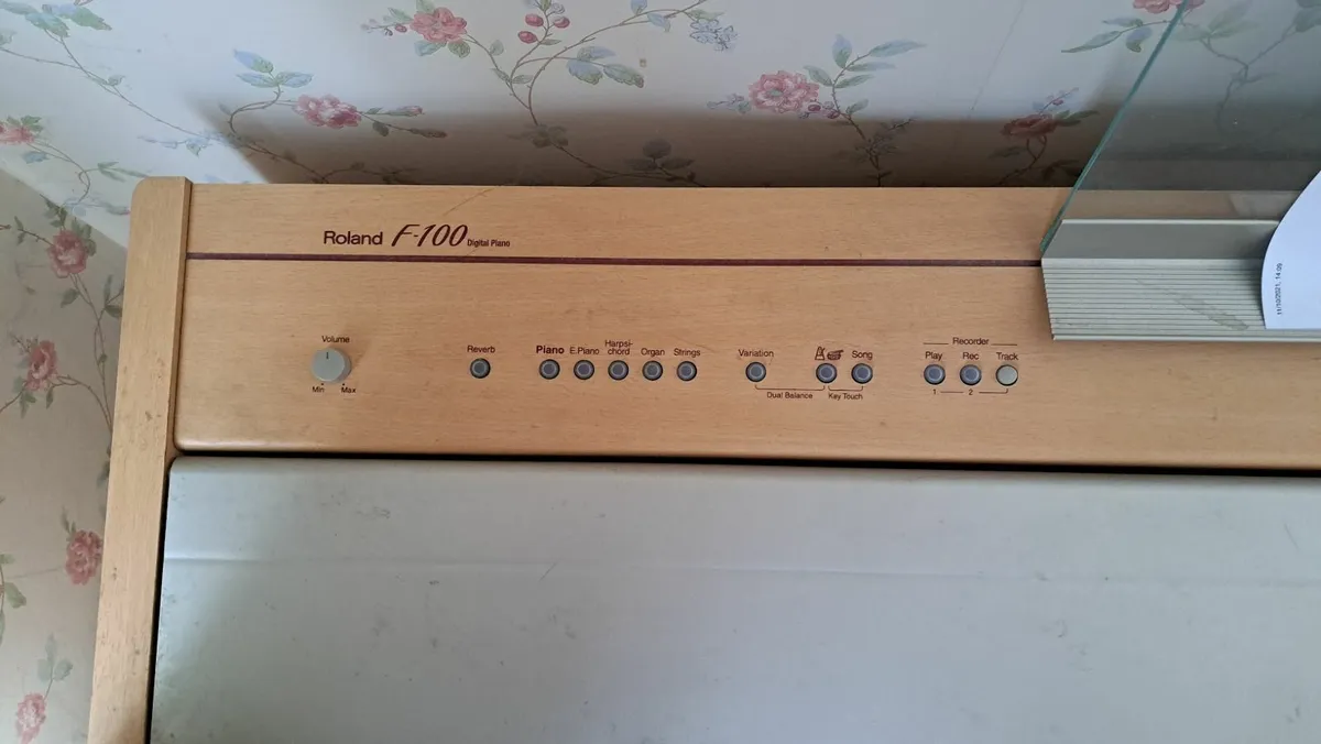 Roland F100 digital piano - Image 3