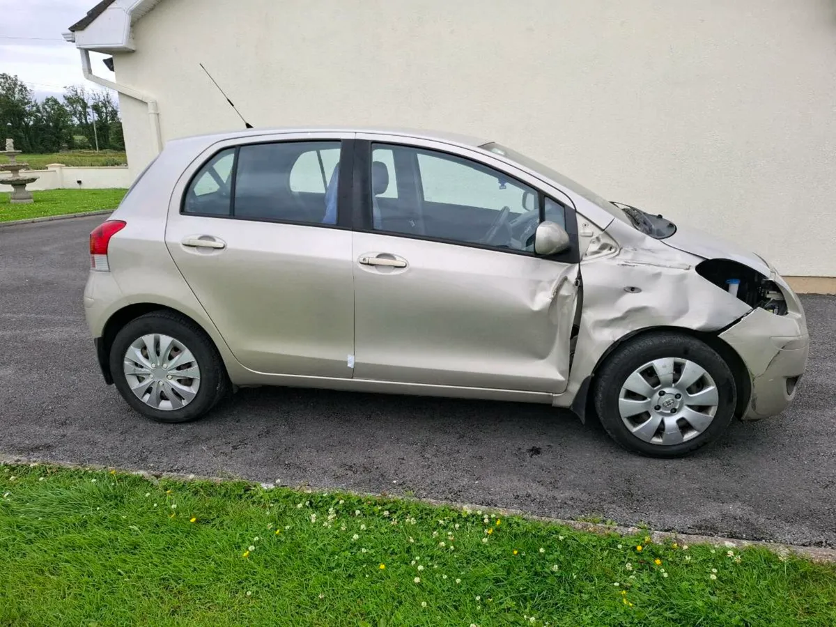 09 yaris low km - Image 3