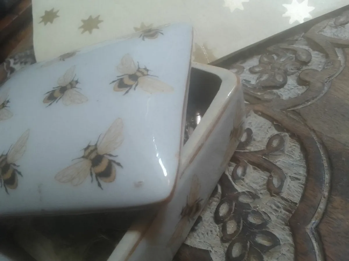 VINTAGE CERAMIC BUMBLE BEE DISH  WITH LID UNUSED - Image 4
