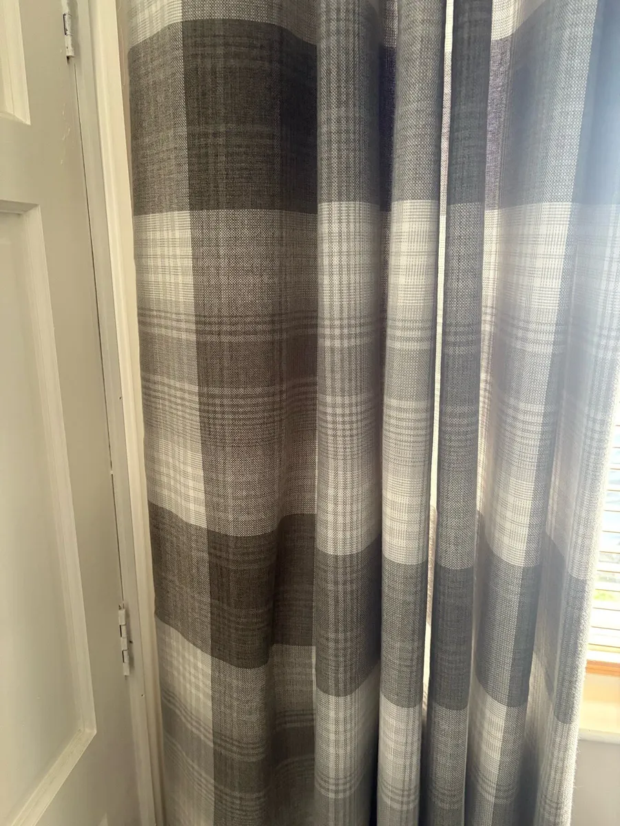 Curtains - Image 2