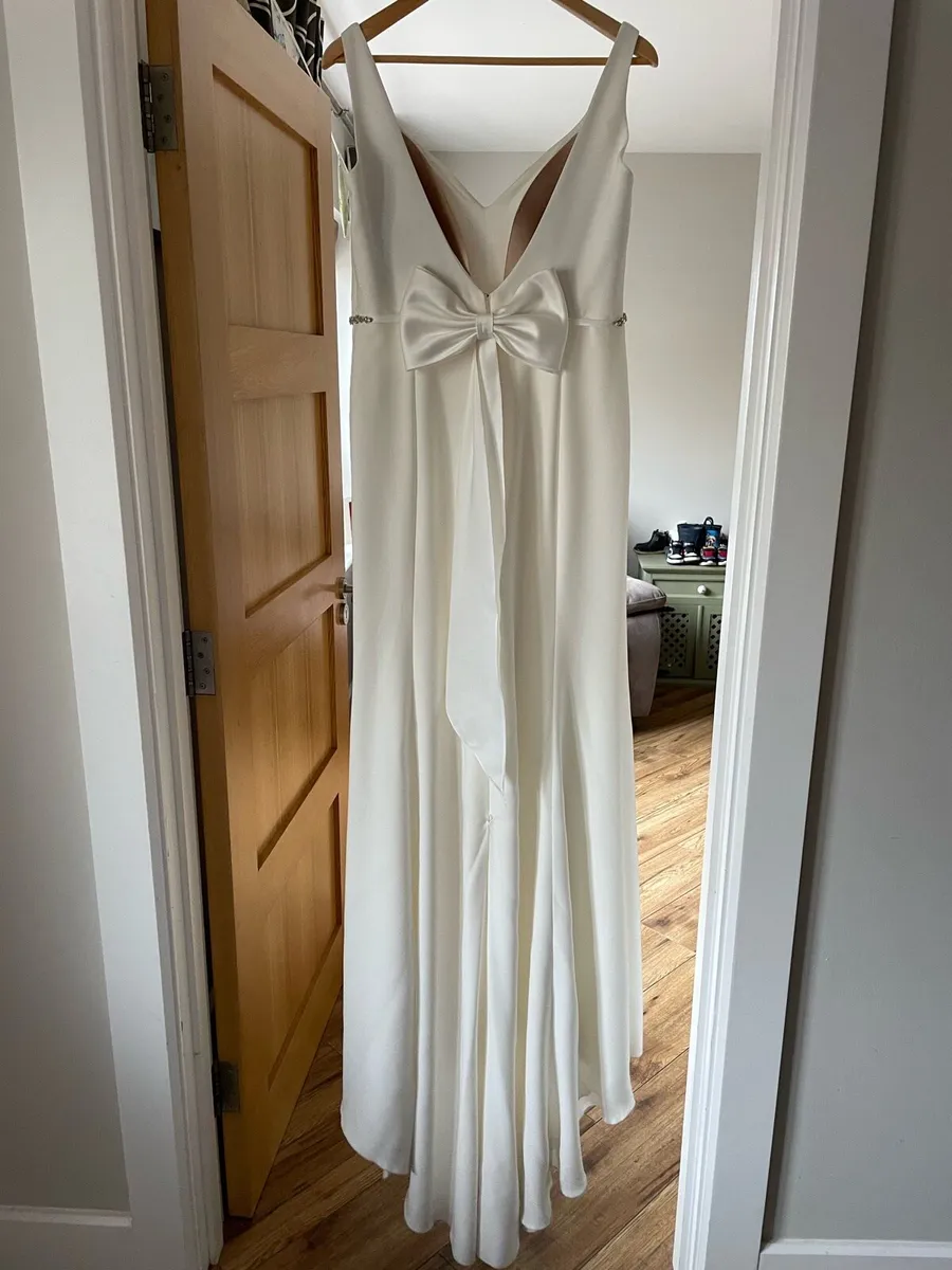 Wedding dress and veil - Image 4