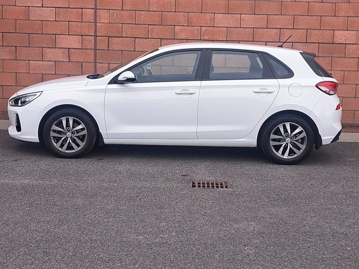 Hyundai i30 Deluxe Model 1.4 Petrol. - Image 3