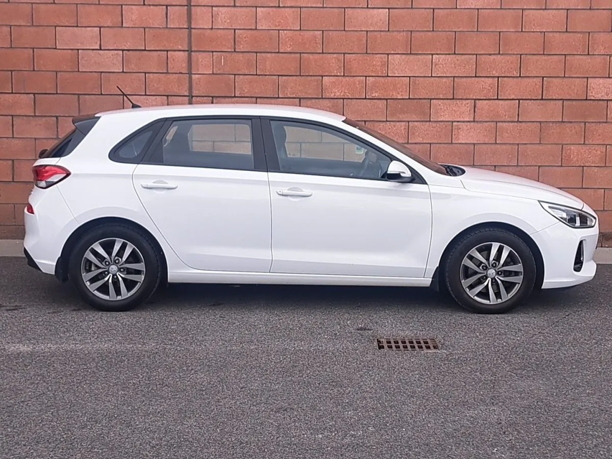 Hyundai i30 Deluxe Model 1.4 Petrol. - Image 4