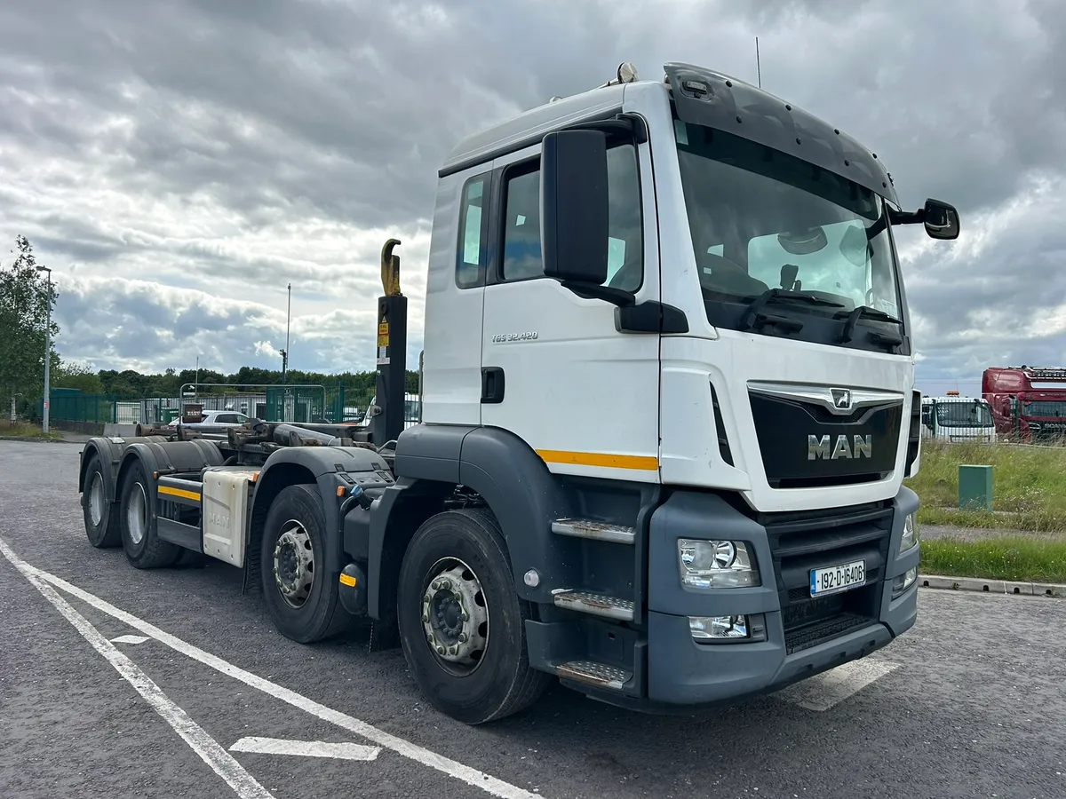 192 Man Hyva Hookloader - Image 1