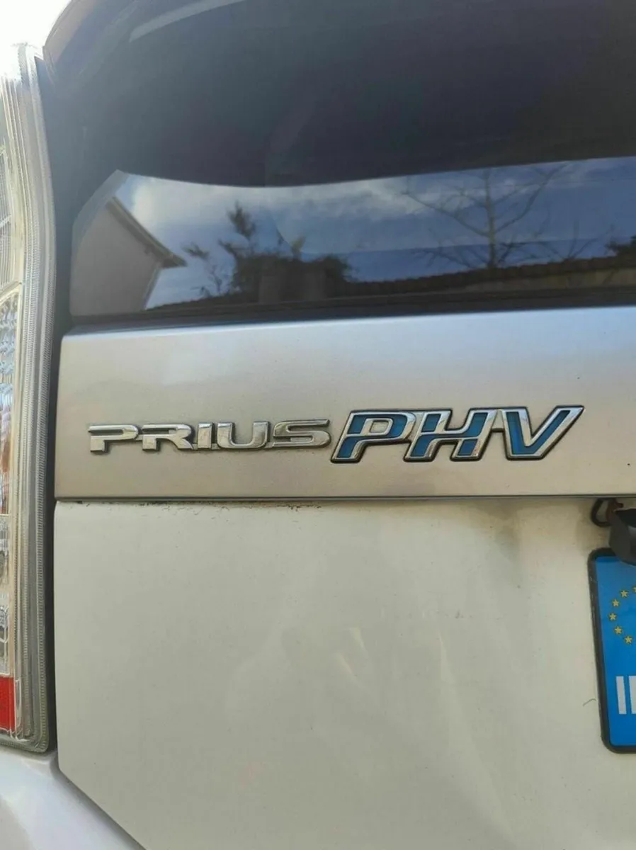 Toyota Prius 2015, PHEV, Plug in hybrid, Leather - Image 3
