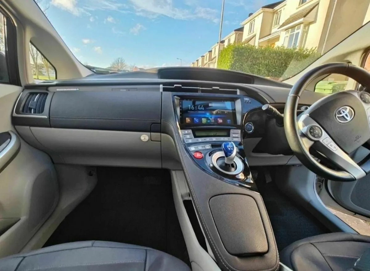 Toyota Prius 2015, PHEV, Plug in hybrid, Leather - Image 4