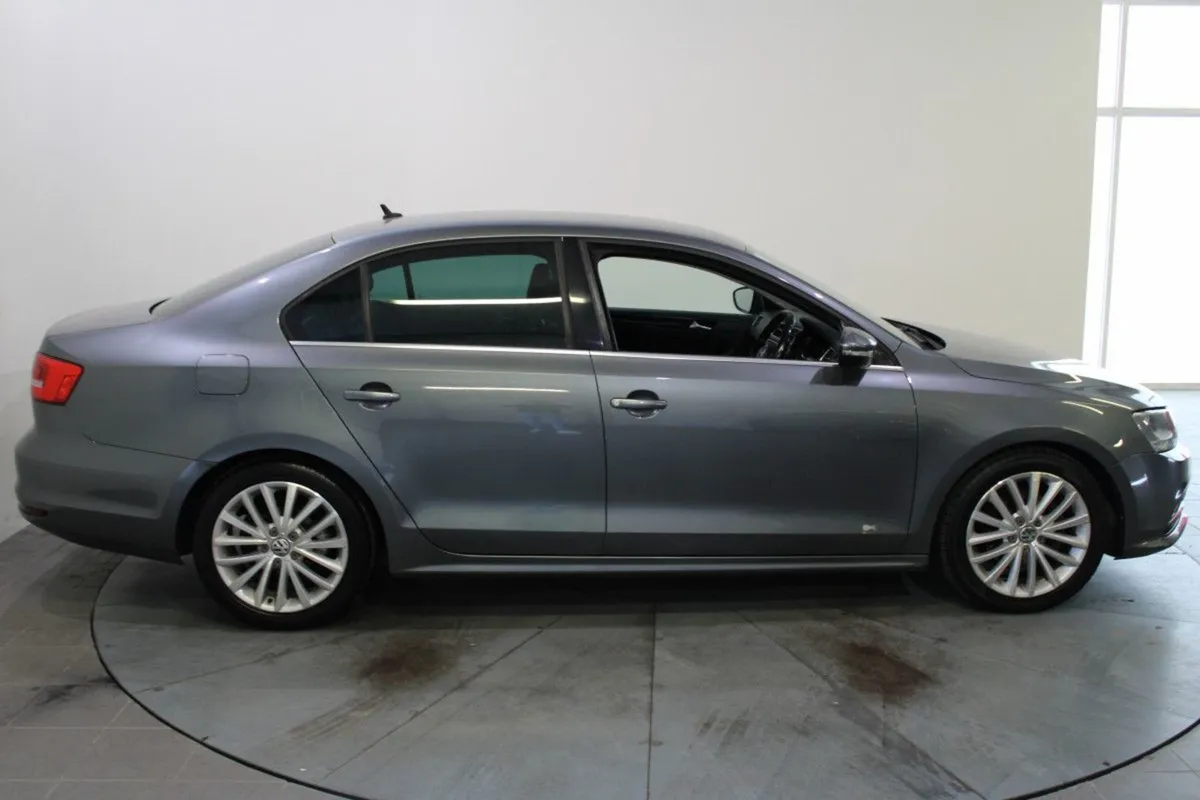 Volkswagen Jetta 2.0 TDI Highline 4DR - Image 3
