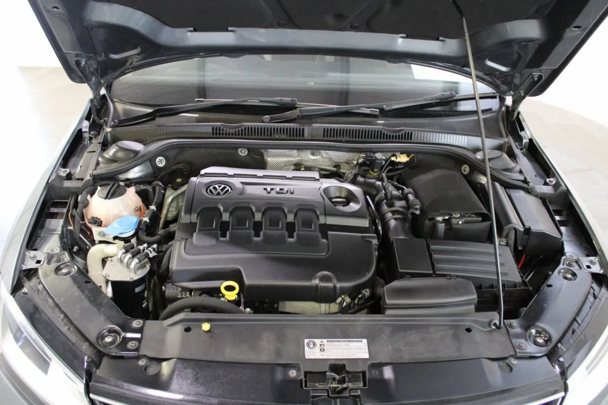 Volkswagen Jetta 2.0 TDI Highline 4DR - Image 4