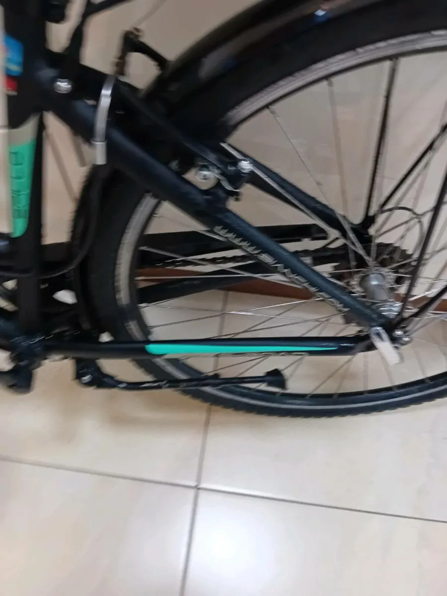 LADIES BICYCLE 28 INCH WHEELS AS NEW - Image 3