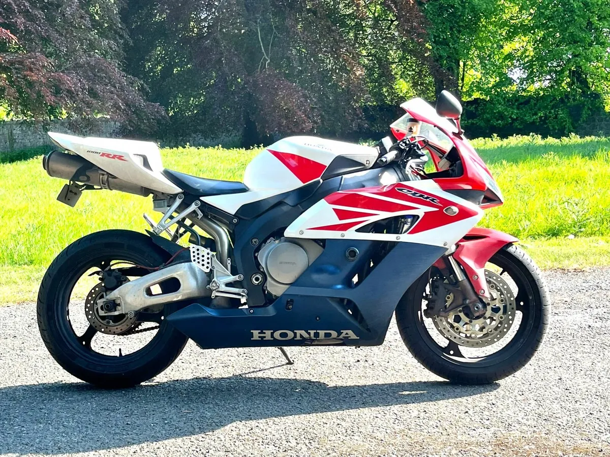 Honda CBR 1000RR Fireblade 2005 - Image 1