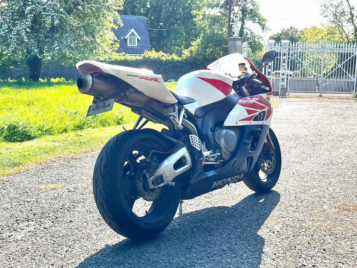 Honda CBR 1000RR Fireblade 2005 - Image 2