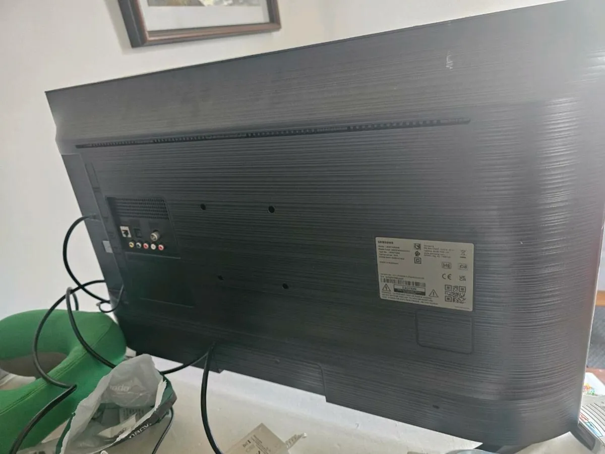 Samsung HDTv 32 - Image 2