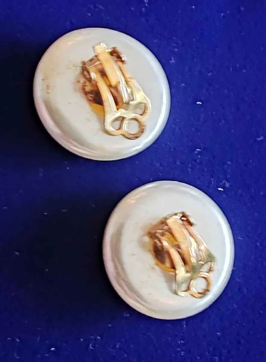 Retro clip on pearl earrings - Image 3