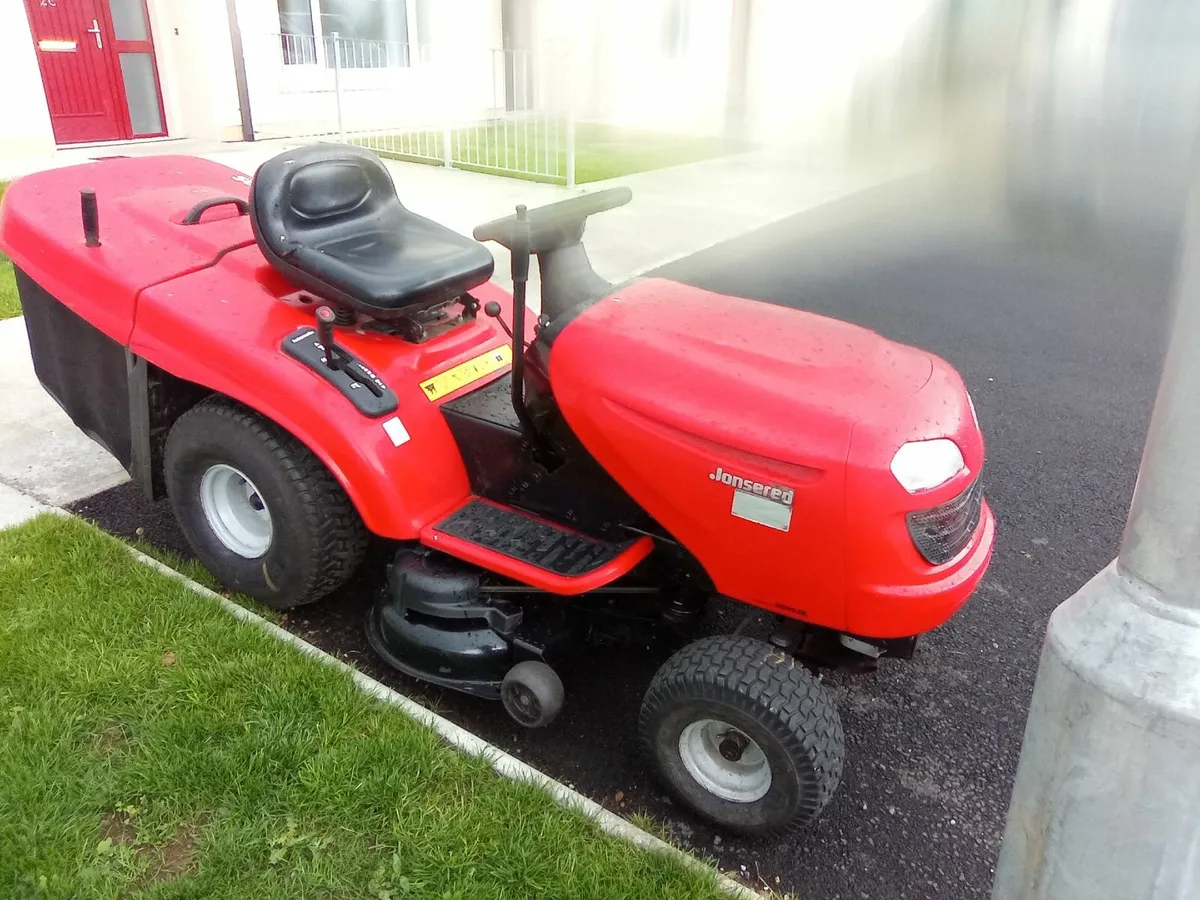 Jonsered ride on lawnmower - Image 2