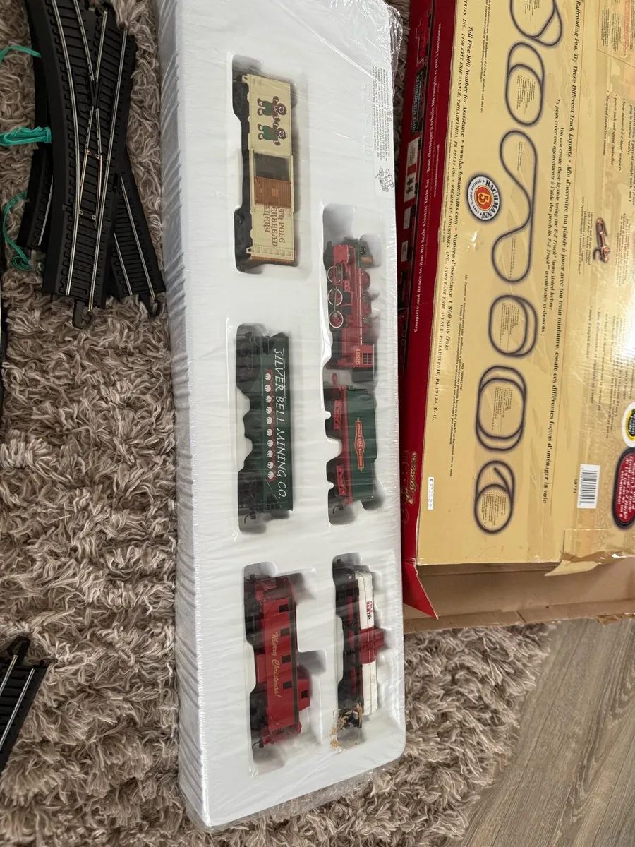 Bachmann ~ HO Scale ~ Jingle Bell Express Set 110V - Image 3