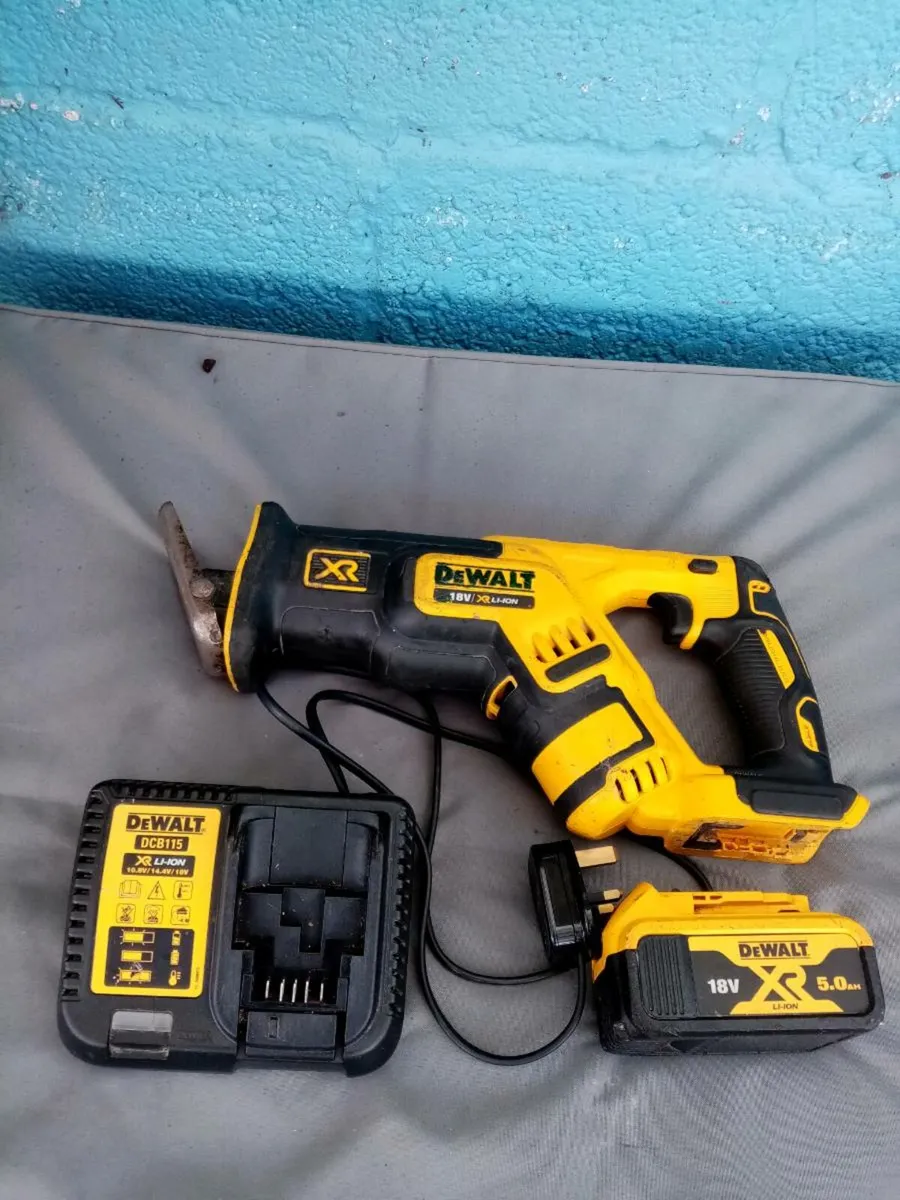 Dewalt 18v XR LI-ION Battery Recipricator Saw - Image 1