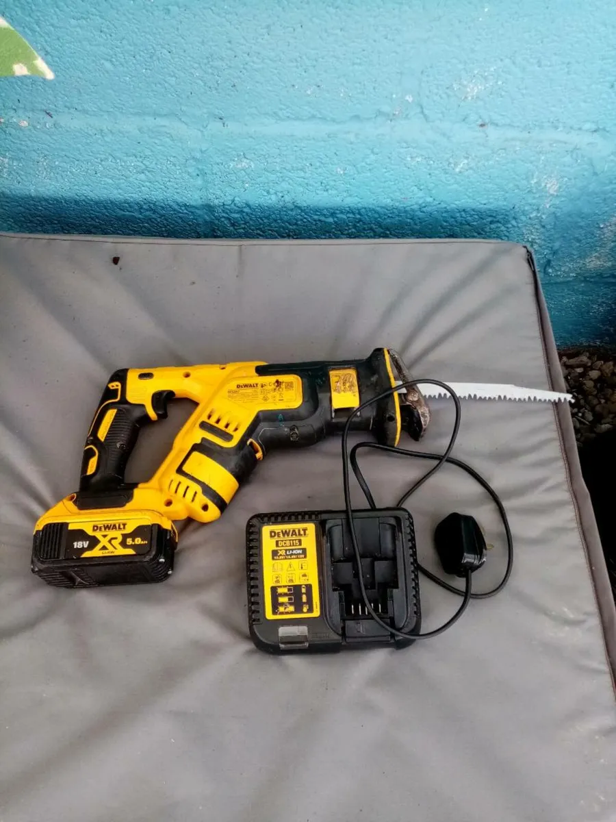 Dewalt 18v XR LI-ION Battery Recipricator Saw - Image 2