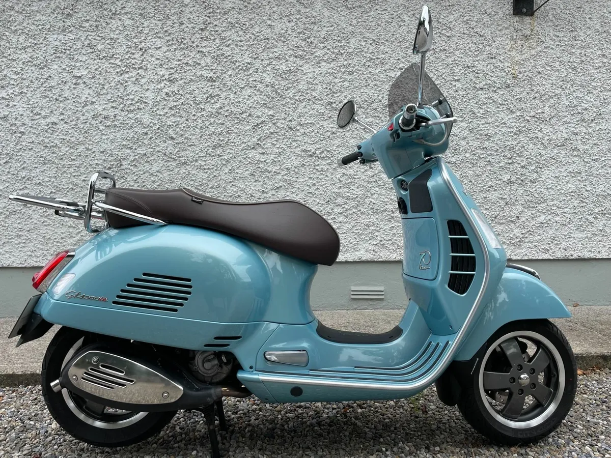 Vespa GTS300 ie,  70th anniversary edition - Image 1