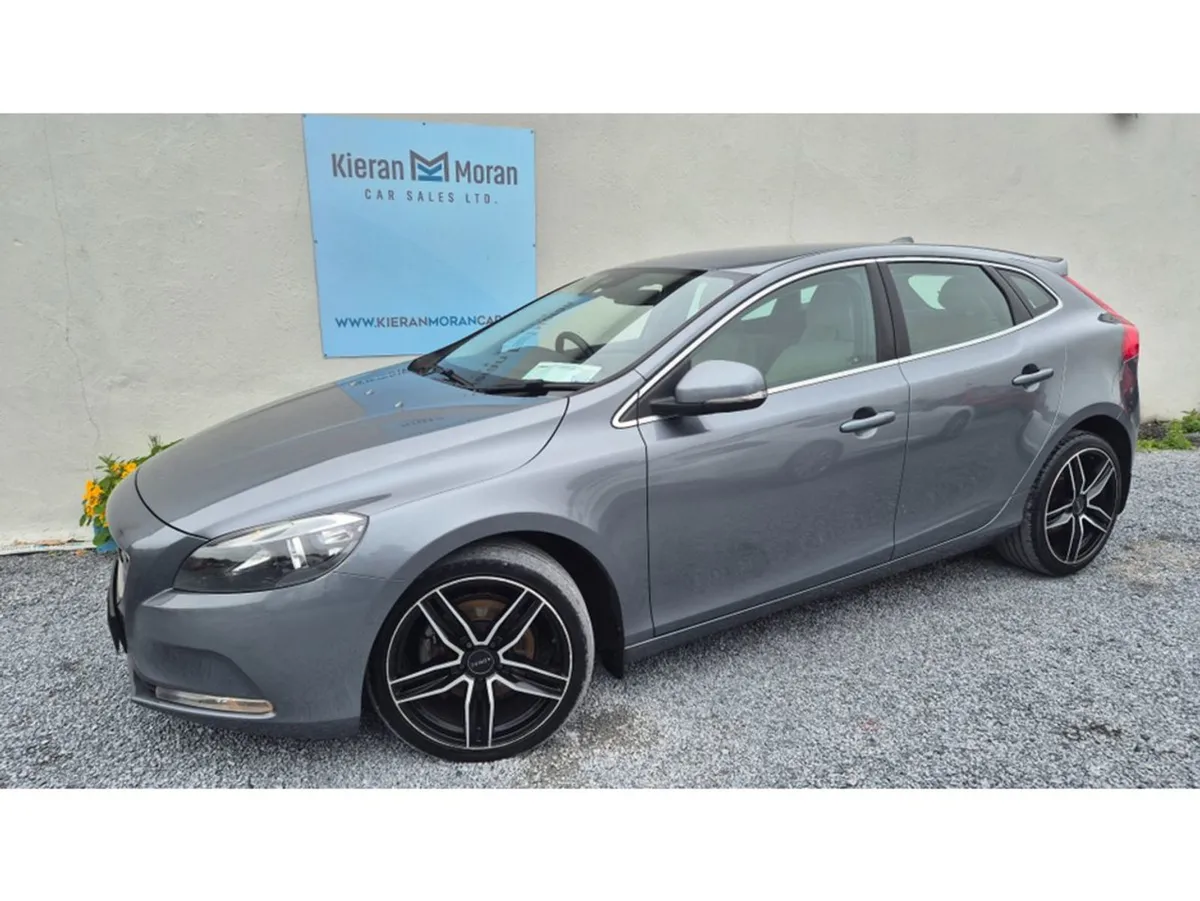 Volvo V40 5DR - Image 1