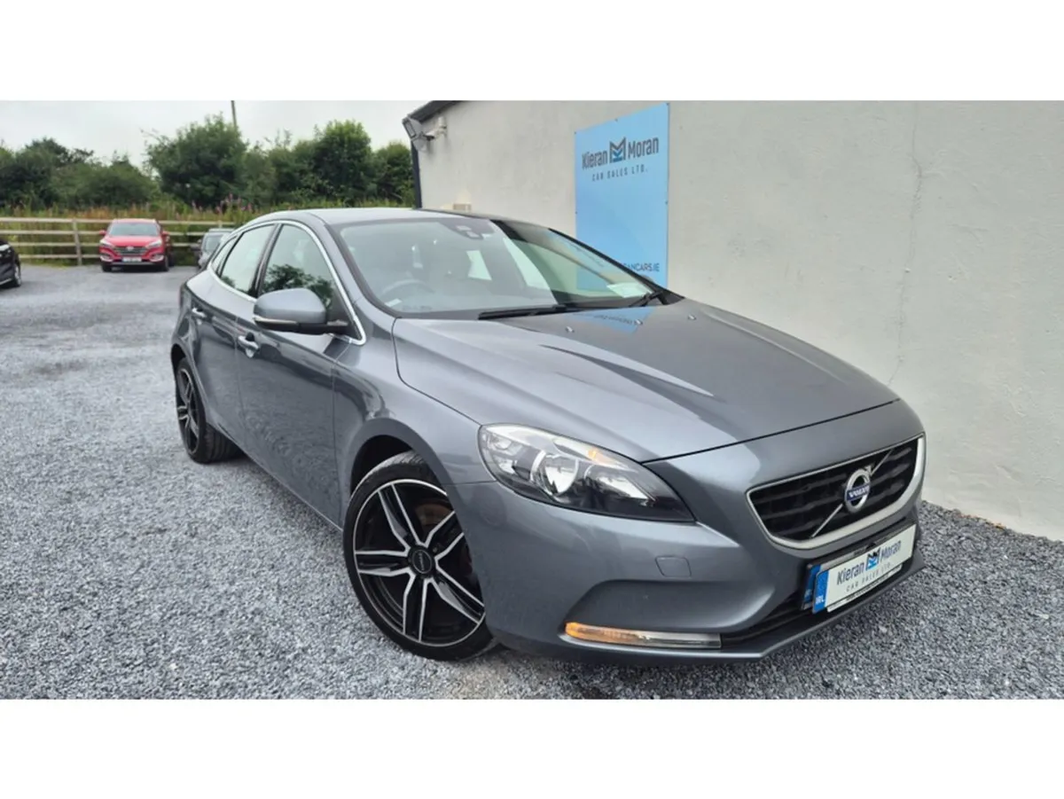 Volvo V40 5DR - Image 2