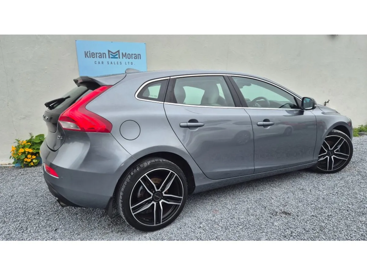 Volvo V40 5DR - Image 4