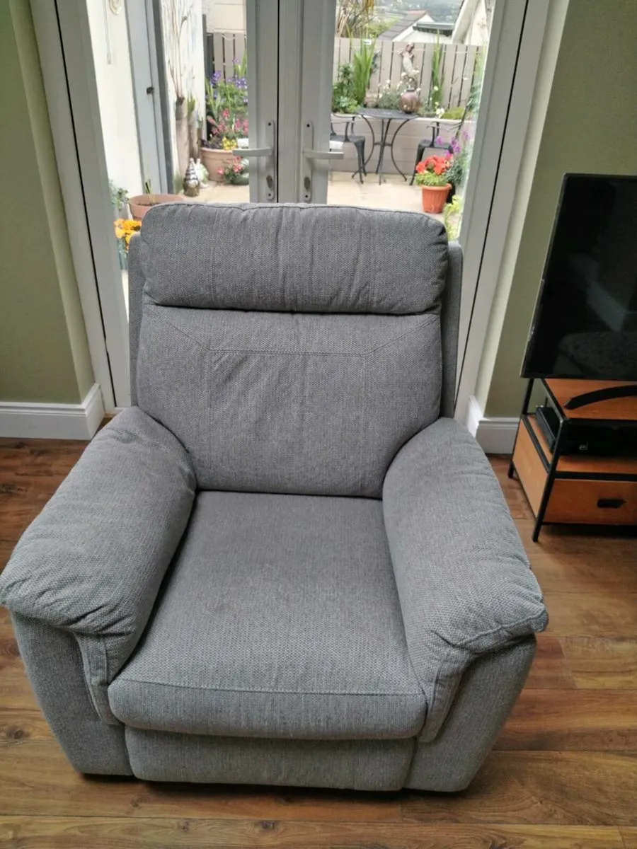 Fabric recliner chair - Image 2